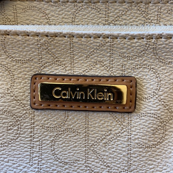Calvin Klein Crossbody Bag / Purse - Picture 3 of 9